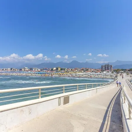1 Bedroom Awesome In Apartment Lido di Camaiore